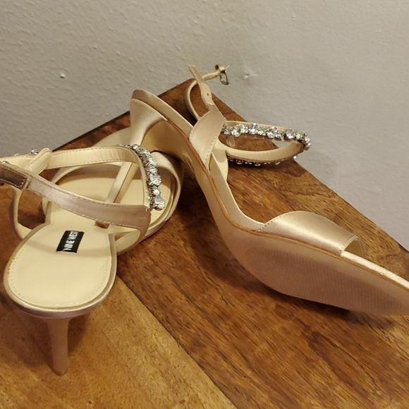 Nine West Cream Sandals/Pumps 10 1/2 & 8 1 /2 - Picture 5 of 6